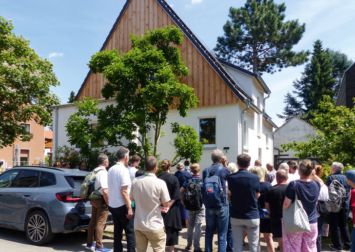Bei einer Informationsveranstaltung im Juli 2024 konnten Energieberatende dieses hocheffizient sanierte Gebäude besichtigen und mit den Bewohner:innen sprechen. Der Energieverbrauch des Einfamilienhauses aus dem Jahre 1928 dürfte sich im Endeffekt auf weniger als ein Zehntel reduzieren.