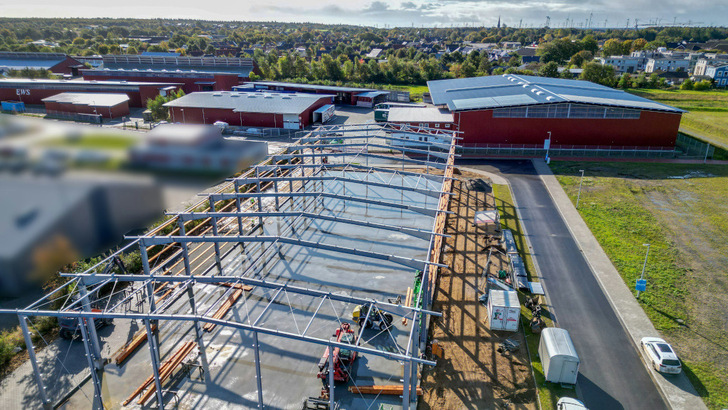 Die neue Lagerhalle (Vordergrund) ist mittlerweile fertig. Nun wächst das Team.