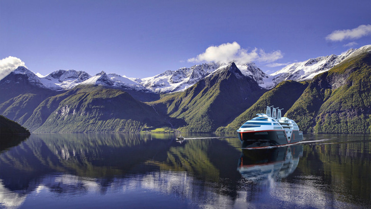 Klimaschutz – läuft von selbst und ohne uns, scheint die Devise der Wahlkämpfer zu sein. Hier: Ohne Dröhnen von Dieselmotoren und Ausstoß von CO2, Staub und anderen Emissionen will Hurtigruten in Zukunft durch Norwegens Fjorde fahren.