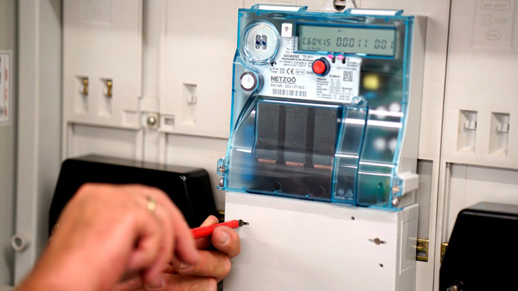 Die Installation eines Smart Meter – hier allerdings in Österreich.