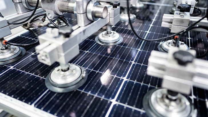 Der TÜV Rheinland betreibt in Köln ein großes Labor zur Untersuchung von Solarmodulen.