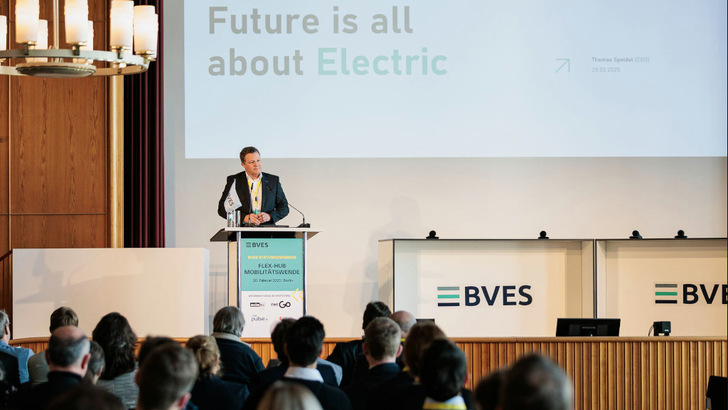 Speicher sichern die hohe Ladeleistung ab, betont Thomas Speidel, Geschäftsführer von ADS-TEC, auf der Konferenz des BVES zum Thema Elektromobiltät.