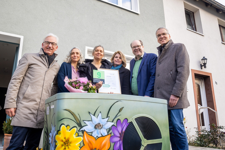 Übergabe der 2.000sten Grünen Hausnummer in Niedersachsen, v.l.: Lothar Nolte (Geschäftsführung KEAN); Martina Weber, Birgit Sunder, Oberbürgermeisterin Claudia Kalisch, Umweltminister Christian Meyer und Landrat Jens Böther