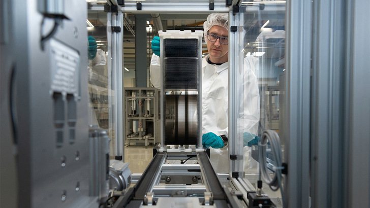 Blick in die Fabrik von Oxford PV in Brandenburg an der Havel.