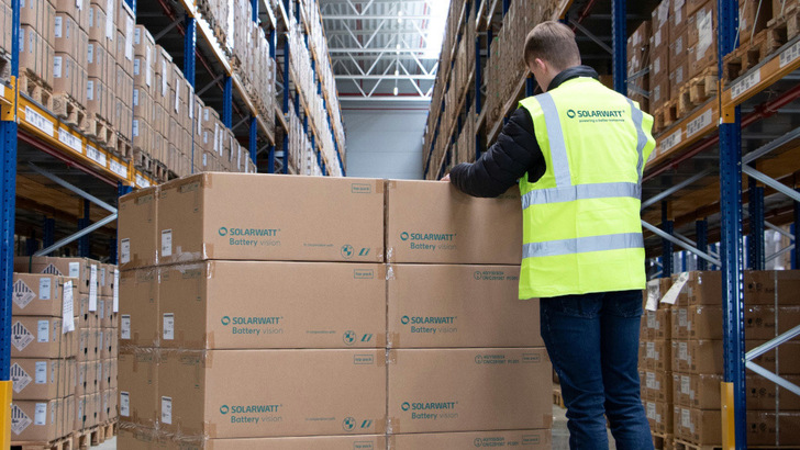 Die ersten Speichersysteme wurden aus dem Lager in Radeberg versandt. - © Solarwatt Die ersten Speichersysteme wurden aus dem Lager in Radeberg versandt.