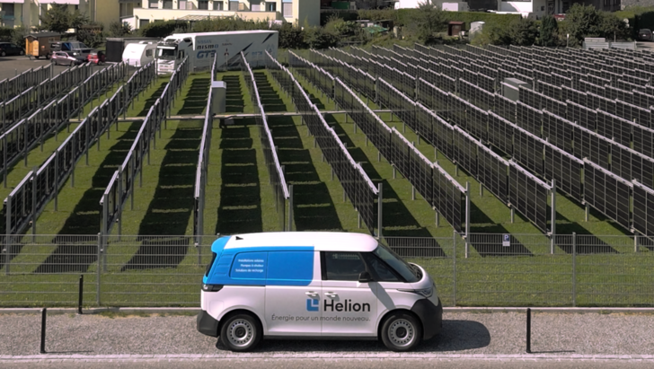 Bei der Freiflächenanlage Baumgarten Solar wurden insgesamt 862 Module vertikal installiert.