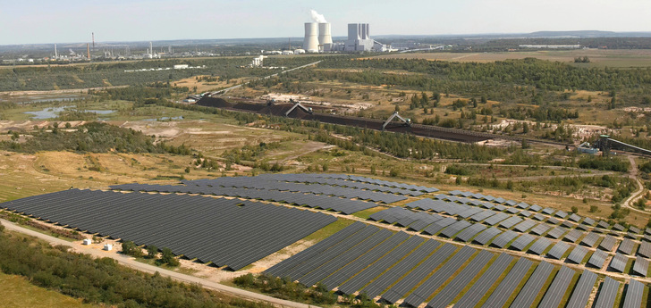 Solarparks werden mittlerweile überall ­errichtet, wie hier südlich von Leipzig auf einem ehemaligen Tagebau.
