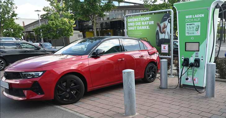 Solange E-Autos an der Ladestation stehen, können sie Flexibilität anbieten und Geld verdienen.