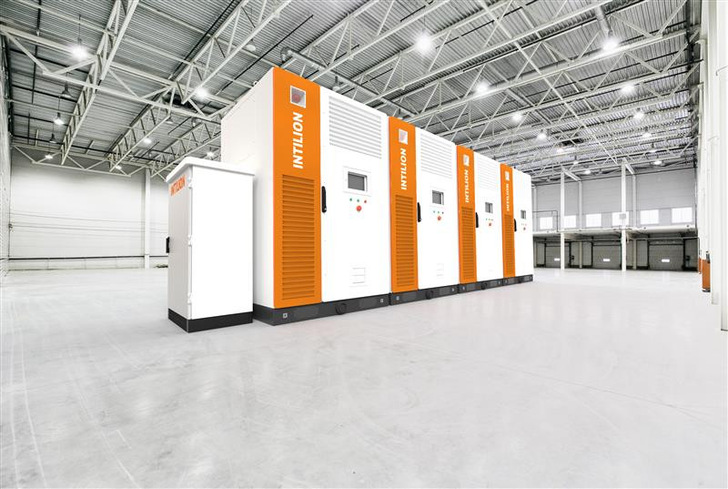 Der All-in-One Batteriespeicher besteht aus vier Batterieeinheiten.