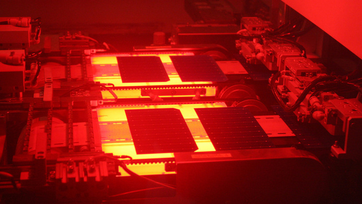 Auch die Modulfertigung bei Solarwatt in Dresden musste schließen. Nun kommen die Module aus China.