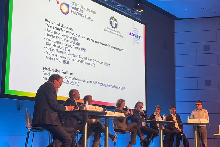Bei der Podiumsdiskussion diskutierten Verbandsmitglieder und Zuschauer über die Leitfrage: Wie schaffen wir es, gemeinsam die Wärmewende umzusetzen?