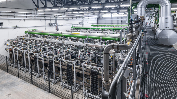 In drei sogenannten Arrays sind die einzelnen Elektrolyse-Module miteinander und mit dem H2-Verbundnetz am Standort verknüpft.  - © BASF SE In drei sogenannten Arrays sind die einzelnen Elektrolyse-Module miteinander und mit dem H2-Verbundnetz am Standort verknüpft.