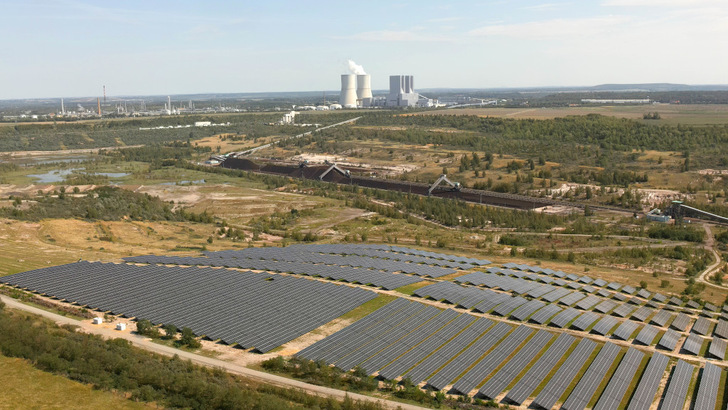 Dieser Solarpark südlich von Leipzig entstand auf einer Fläche des früheren Kohlebergbaus.