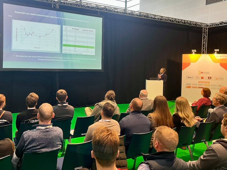 Stefan Lösch vom Fraunhofer IFAM zeigt mögliche Auslegungen von Gewerbespeichern.