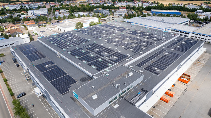 Die Solaranlage, die Enviria auf dem Dach des Unternehmensgebäudes betreibt, ist das Herz des Komplettpakets.