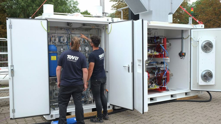 Der TÜV prüft eine H2-Tankstelle vor der Inbetriebnahme.