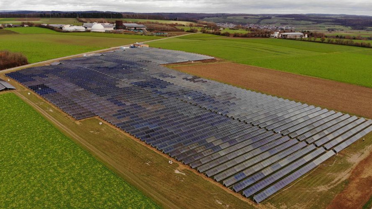 Solarthermische Anlagen wie diese hier im baden-württembergischen Bad Rappenau sind gut geeignet, um Nahwärmenetze zu dekarbonisieren.