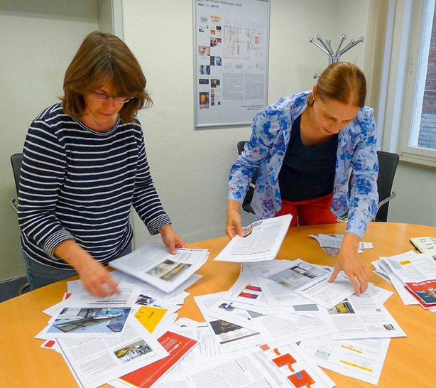 Die GEB-Redakteurinnen Sabine Riethmüller und Britta Großmann graben sich durch die Layoutentwürfe.