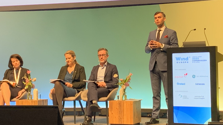Adrian Timbus (rechts), Head of Portfolio & Market Strategy, Hitachi Energy, stellte im Rahmen der Wind Europe in Kopenhagen eine neue Studie zu Forschung und Entwicklung in der europäischen Windkraft vor. Neben ihm auf dem Podium: Antonio Ugarte Olarreaga (Director of the Wind Energy Department, Cener), Iben Møller Søndergård (Deputy Director, Danish Energy Agency) und Beatrice Coda (Head of Unit, European   Commission). 