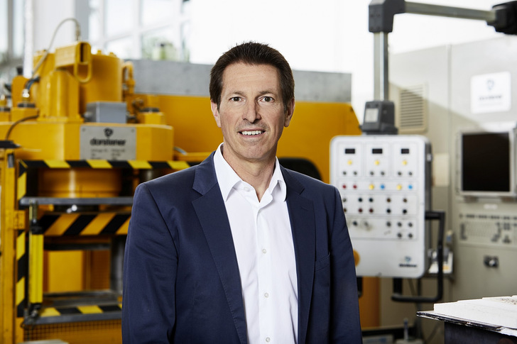 Roland Meißner, Geschäftsführer des Bundesverbandes Kalksandsteinindustrie: Bis zum Vorliegen eines verbindlichen Ordnungsrahmens könnten sich Verbandsmitglieder wie auch Stakeholder und Marktpartner auf das Nachhaltigkeitsgütesiegel als einheitliches und wissenschaftlich fundiertes Bewertungssystem verlassen.