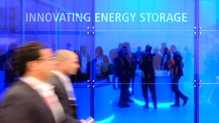 Expertinnen und Experten vernetzen - darum geht es in der Halle B0 der EES Europe im Mai.