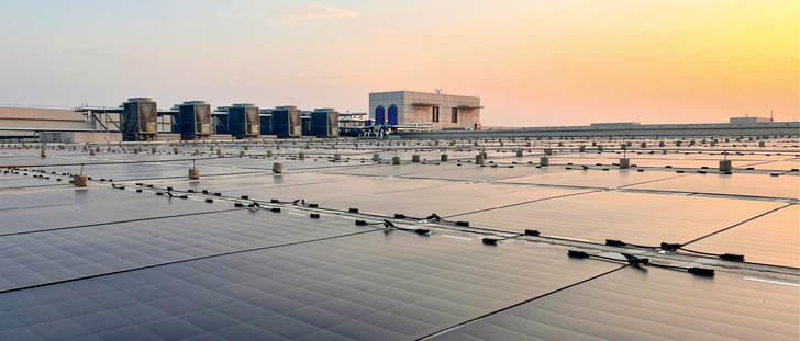 Die leichtgewichtigen Module von Euronergy sind unter anderem perfekt geeignet zur Installationen auf Gewerbe­dächern mit wenig Lastreserven. Die Wechselrichter­hersteller haben dazu die passende Leistungselektronik.