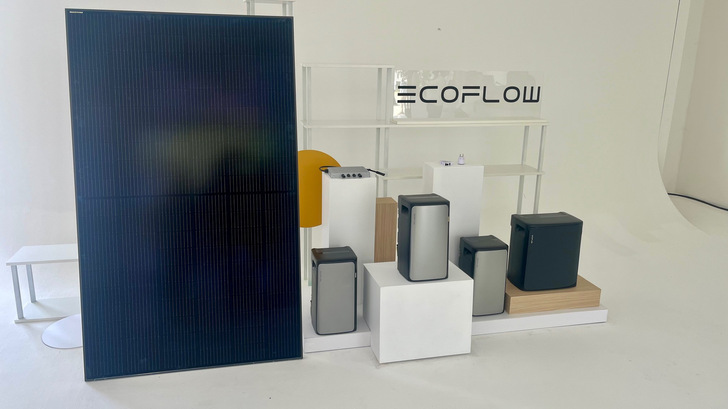 Die neuen Satellitenbatterien in grau stehen in der Mitte.