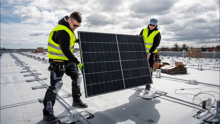 Auch auf dem Flachdach sollte die Sicherheit des Teams immer im Vordergrund stehen.