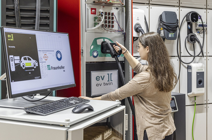 Am Fraunhofer ISE wird ein Testsystem für Wallboxen erprobt.