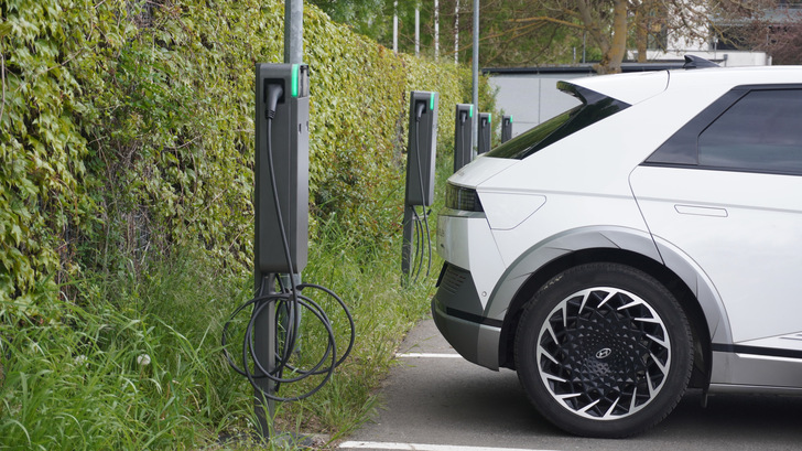 Die Energiekosten einer E-Dienstwagenflotte sind mehr als 50 Prozent niedriger im Vergleich zum Verbrenner.