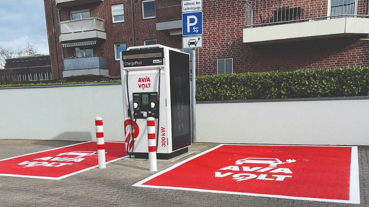 Durch den integrierten Batteriespeicher liefern die Ladesäulen 300 Kilowatt Leistung auch bei niedrigerem Netzanschluss.