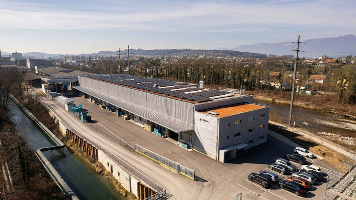 In dieser nagelneuen Halle recycelt Librec ausgediente Akkus aus Elektroautos und den Ausschuss aus der Batterieproduktion. - © Librec In dieser nagelneuen Halle recycelt Librec ausgediente Akkus aus Elektroautos und den Ausschuss aus der Batterieproduktion.