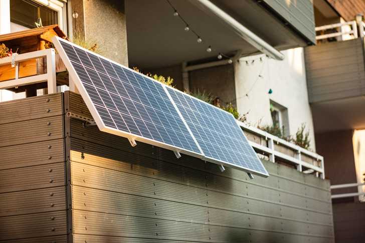 So wie an Balkonen sind Mini-Solaranlagen auch in Kleingärten sinnvoll und ein Betrag zur Energiewende. Vereine dürfen sich dem aus Sicht des Landgerichts Dessau-Roßlau nicht entgegenstellen.