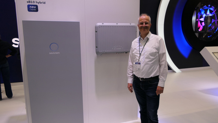 Sonnen CTO Ralf Plieninger mit der neuen Sonnenbatterie hybrid.