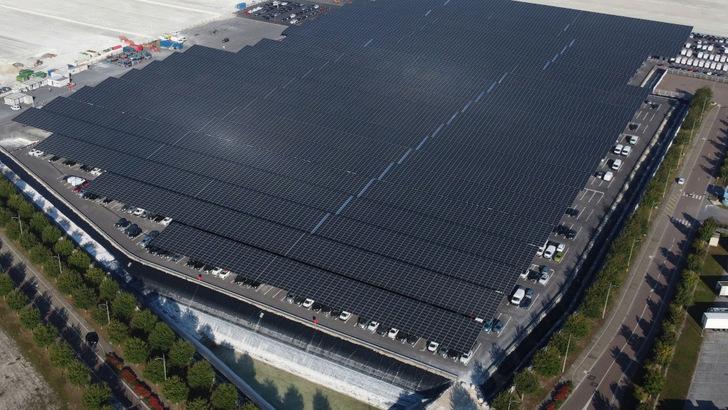 In Vatry bei Paris park Mosolf schon seine Ware unter einem großen Solarcarport.