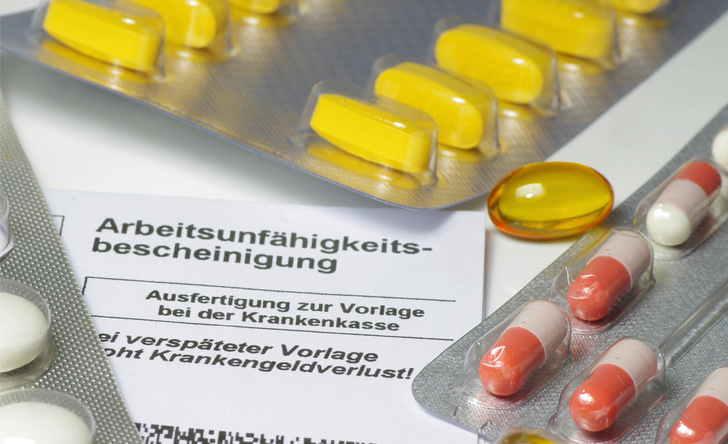 Mit der Arbeitsunfähigkeitsbescheinigung dokumentiert der behandelnde Arzt die voraussichtliche Dauer der Krankschreibung.