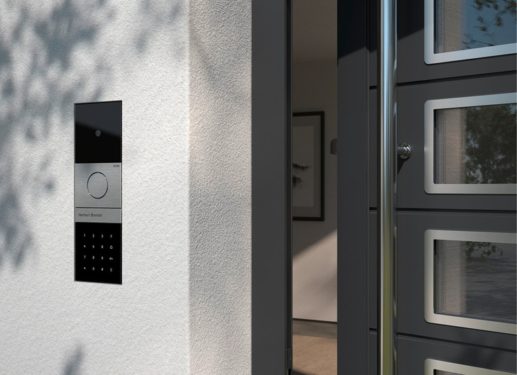 Die Gira Keyless In Codetastatur lässt sich sowohl als Standalone-Gerät installieren als auch, wie hier, als Modul im Gira System 106. - © Bild: Gira