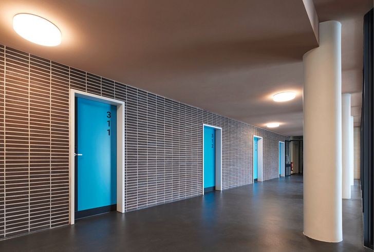 Überall, wo Menschen arbeiten und wohnen, müssen Räume barrierefrei zugänglich und nutzbar sein. Passende Türsystem helfen dabei. - © Bild: Schörghuber