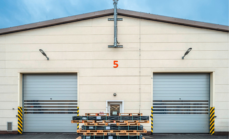 Das EFA-SST Therm öffnet mit bis zu 2,5 m/s, schließt mit bis zu 1 m/s und ist bis zur Windklasse 4 nutzbar. In der Premiumvariante erlaubt es bis zu 400.000 Lastwechsel pro Jahr.