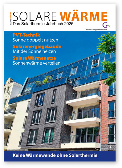 Cover eines Solarenergie-Magazins mit einem modernen Wohnhaus und Solarmodulen auf dem Dach. - © Bild: Gentner Energy Media