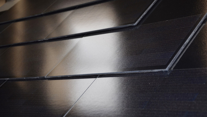 Nicht nur die Module werden auf dem Dach versetzt angeordnet. Auch die Solarzellen in den Paneelen sind in dieser Anordnung einlaminiert.