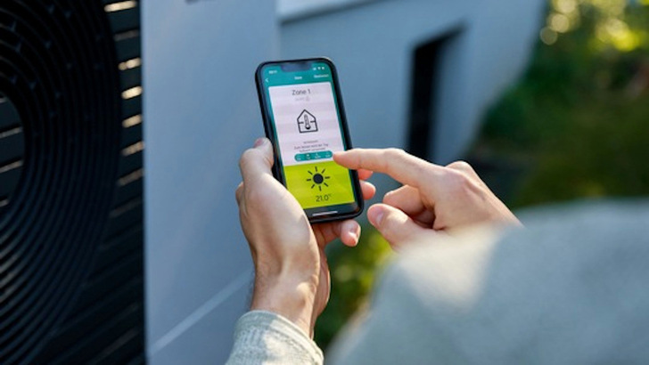 Durch eine optimierte Steuerung nutzen die Wärmepumpen Strom aus Solaranlagen dann, wenn er üppig vorhanden ist.