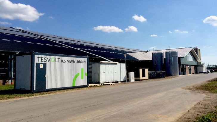 Immer mehr Betreiber von Solaranlagen investieren zusätzlich in einen Speicher – auch in der Schweiz. - © Tesvolt