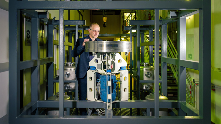 Weniger Emissionen in der Zementindustrie: Jens-Uwe Repke neben einem Teil der Pilotanlage zur CO2-Reduktion an der TU Berlin - © Kevin Fuchs