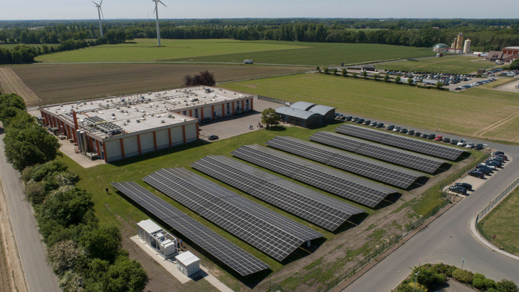 Da die Dachflächen für die Photovoltaik nicht geeignet waren, hat EWE die Module auf einer Freifläche neben dem Produktionsbetrieb gebaut. - © Rainer Geue