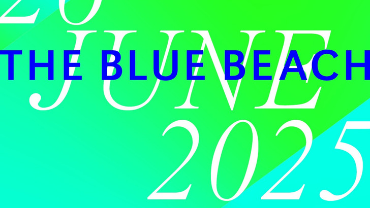 Der Text lautet „28. JUNI 2025 DER BLAUE STRAND“ auf einem leuchtend blauen und grünen Hintergrund mit Farbverlauf. - © THE BLUE BEACH