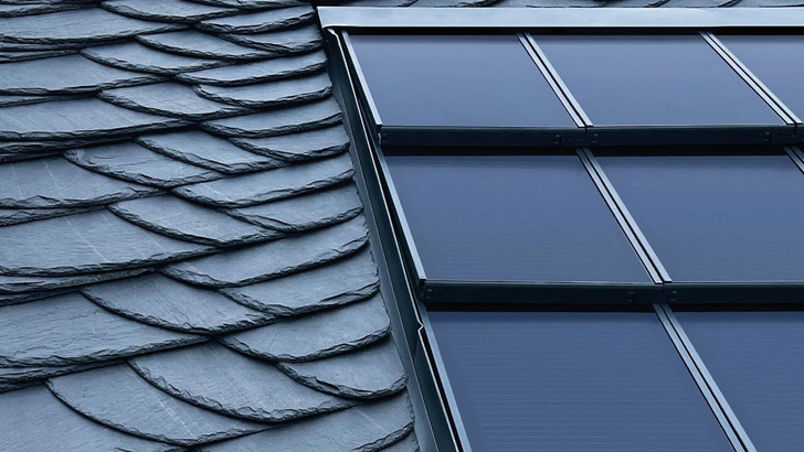 Die 2,7 Kilogramm leichten Solarmodule werden durch geprüfte Steckverbindungen miteinander verbunden.