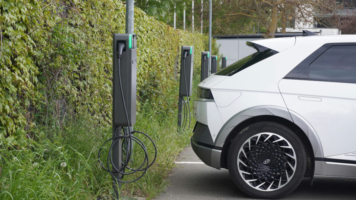 Um die Kosten für das Laden der Elektroautos zu minimieren, müssen Unternehmen vor allem eigenen Solarstrom laden. Die notwendigen Steuerungen dafür sind längst am Markt erhältlich. - © Lade