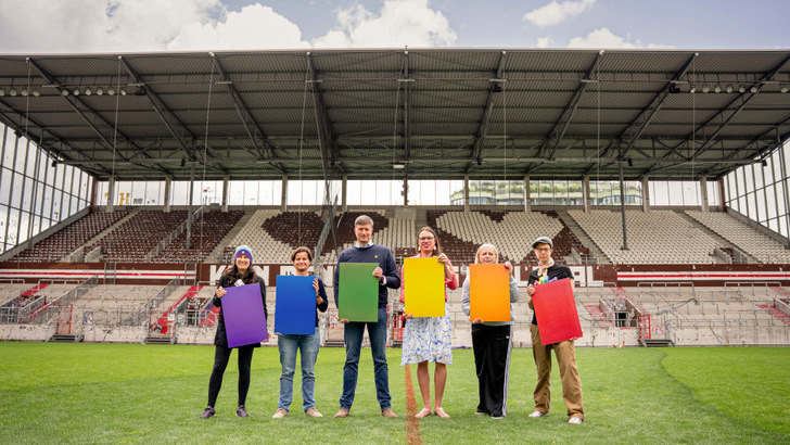 Diese Module werden bald vom Dach der Tribüne des Millerntor-Stadions sauberen Solarstrom liefern – und ein Zeichen für Toleranz senden. - © Lichtblick