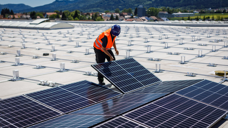 Die Auslegung und Installation von Solaranlagen auf Flachdächern erfordert Erfahrung, wenn der Generator mehr als 20 Jahre lang zuverlässig Strom liefern soll. - © A. Benz/Benz + Heinig Fotografen